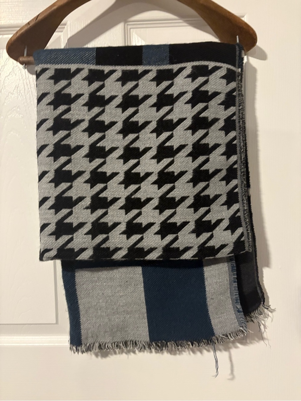 Men's Black & Gray Houndstooth Scarf - Classic Winter Accessory
